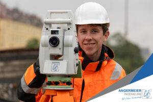 Marcel mit einer Totalstation von ANGERMEIER INGENIEURE